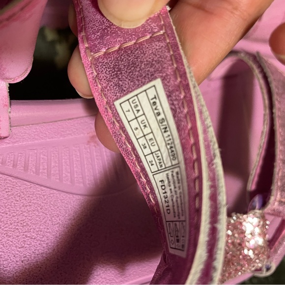 Pink Teva sandals - Picture 2 of 4